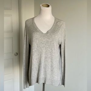 Banana Republic Light Grey Long Sleeve V Neck Sweater Size Small